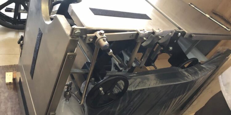 Santé : les cliniques universitaires de Mbujimayi réceptionnent plusieurs matériels dont 3 tables d’accouchement et 2 échographes