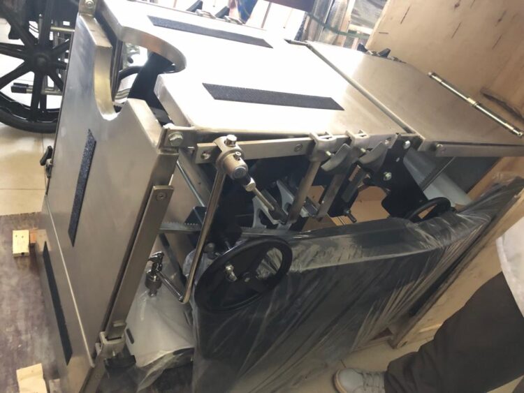 Santé : les cliniques universitaires de Mbujimayi réceptionnent plusieurs matériels dont 3 tables d&rsquo;accouchement et 2 échographes