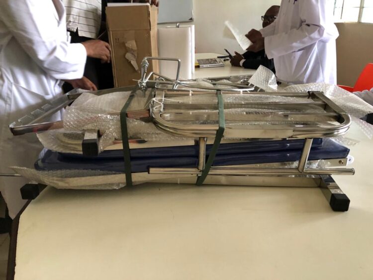 Santé : les cliniques universitaires de Mbujimayi réceptionnent plusieurs matériels dont 3 tables d&rsquo;accouchement et 2 échographes