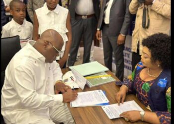 Présidentielle 2023: candidat à sa propre succession, Félix Tshisekedi a déposé son dossier à la CENI