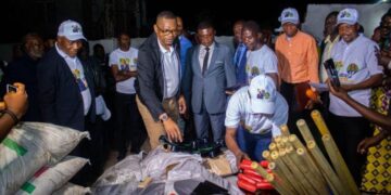 Kwango : José Mpanda prêche la paix entre communautés et remet du matériel aratoire aux paysans