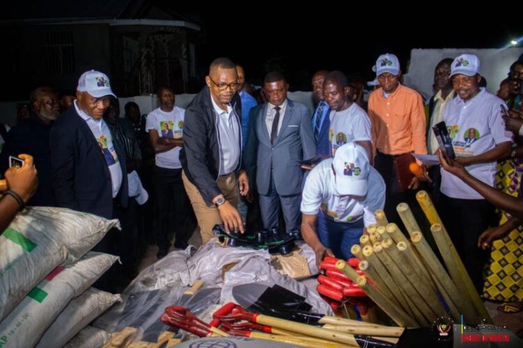 Kwango : José Mpanda prêche la paix entre communautés et remet du matériel aratoire aux paysans
