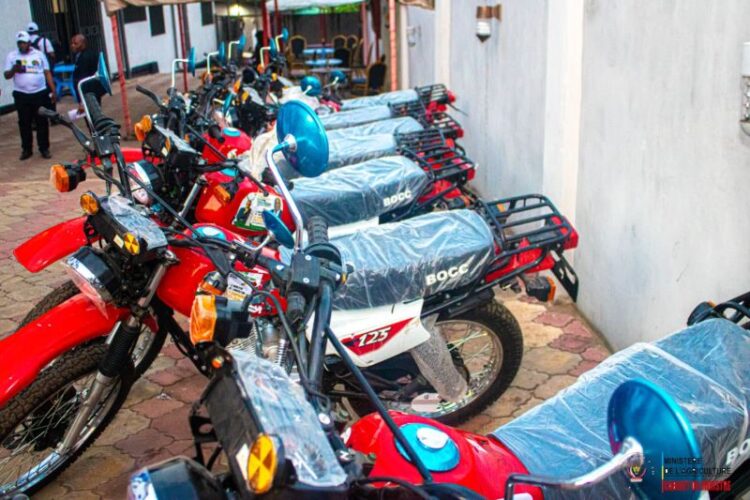 Kwango : José Mpanda prêche la paix entre communautés et remet du matériel aratoire aux paysans