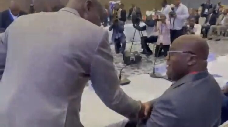 Présidentielle 2023 : la poignée de main entre Félix Tshisekedi et Martin Fayulu