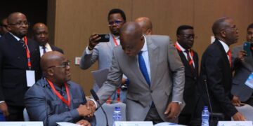 Présidentielle 2023 : la poignée de main entre Félix Tshisekedi et Martin Fayulu