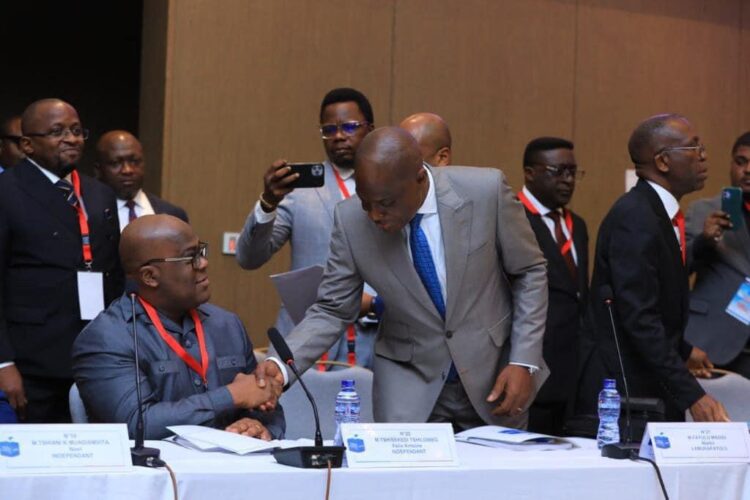 Présidentielle 2023 : la poignée de main entre Félix Tshisekedi et Martin Fayulu