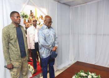 RDC : Félix Tshisekedi s&rsquo;incline devant la tombe de son père, Etienne Tshisekedi, avant de lancer sa campagne
