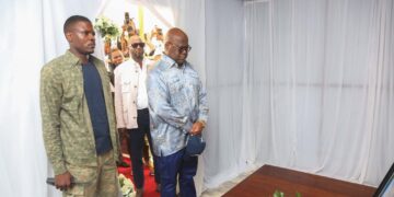 RDC : Félix Tshisekedi s&rsquo;incline devant la tombe de son père, Etienne Tshisekedi, avant de lancer sa campagne