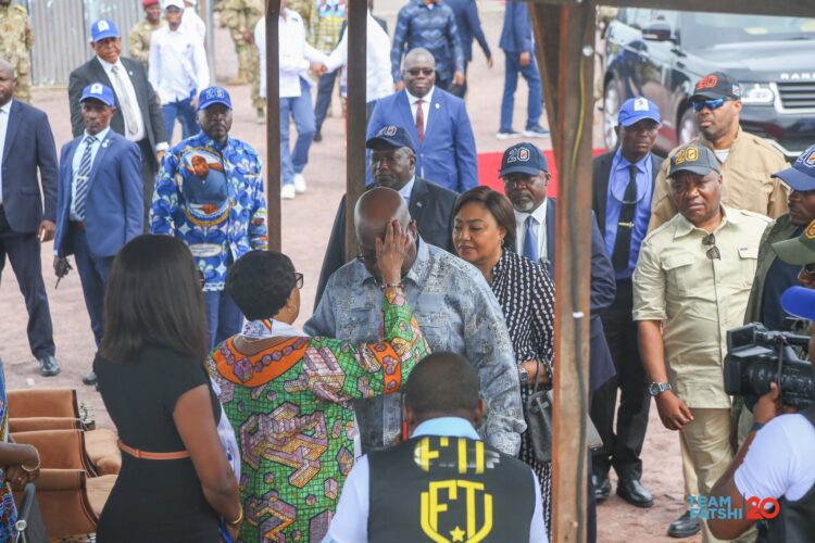 RDC : Félix Tshisekedi s&rsquo;incline devant la tombe de son père, Etienne Tshisekedi, avant de lancer sa campagne