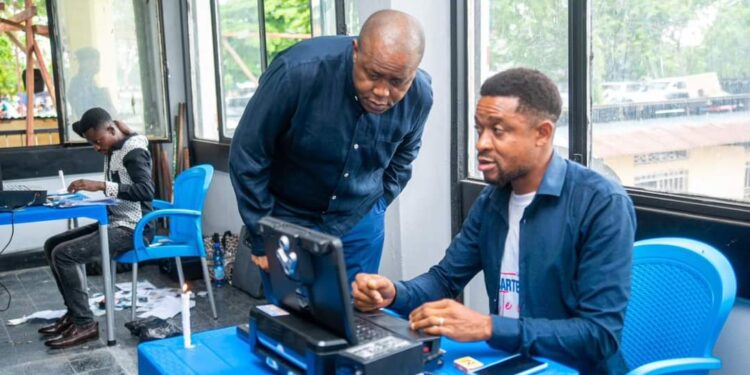 Élections 2023 : la CENI lance une application mobile permettant aux électeurs de consulter leurs bureaux de vote