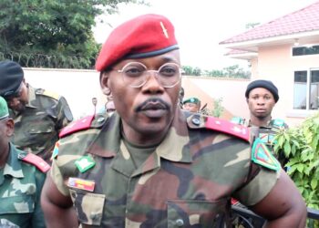 Mbujimayi: la mise en garde du général John Tshibangu aux gangs entretenus par les politiciens, « vous allez me porter sur vos épaules »