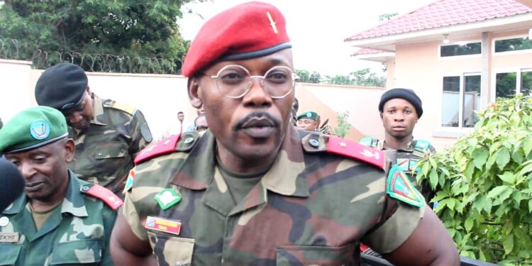Mbujimayi: la mise en garde du général John Tshibangu aux gangs entretenus par les politiciens, « vous allez me porter sur vos épaules »