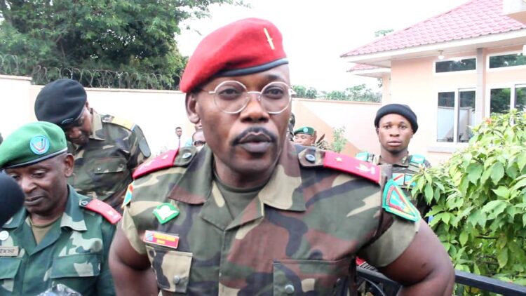 Mbujimayi: la mise en garde du général John Tshibangu aux gangs entretenus par les politiciens, « vous allez me porter sur vos épaules »