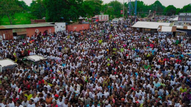 Députation nationale : arrivé à Mbujimayi, Tobie Kayumbi, candidat N°12, s&rsquo;offre un bain de foule