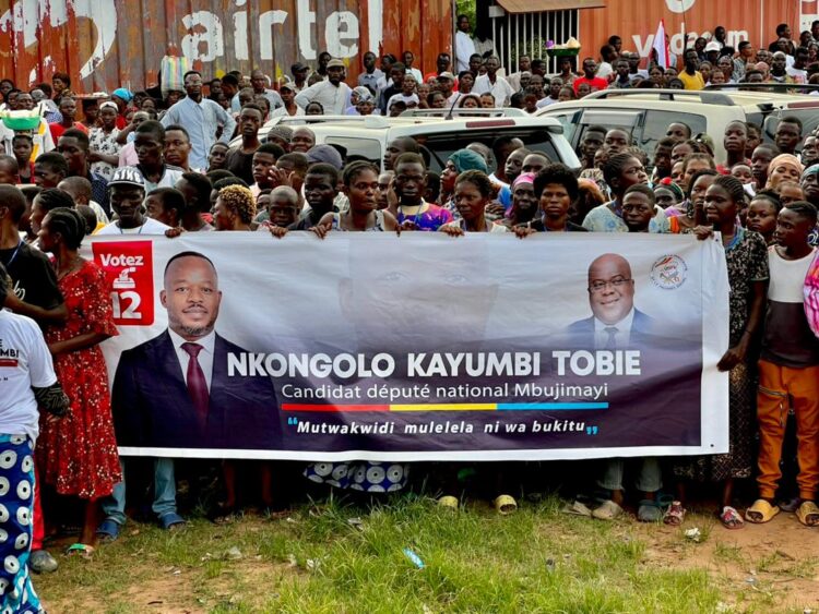 Députation nationale : arrivé à Mbujimayi, Tobie Kayumbi, candidat N°12, s&rsquo;offre un bain de foule