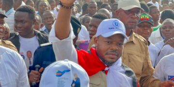 Députation nationale : arrivé à Mbujimayi, Tobie Kayumbi, candidat N°12, s&rsquo;offre un bain de foule