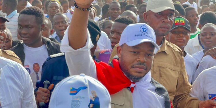 Députation nationale : arrivé à Mbujimayi, Tobie Kayumbi, candidat N°12, s&rsquo;offre un bain de foule
