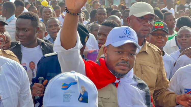 Députation nationale : arrivé à Mbujimayi, Tobie Kayumbi, candidat N°12, s&rsquo;offre un bain de foule