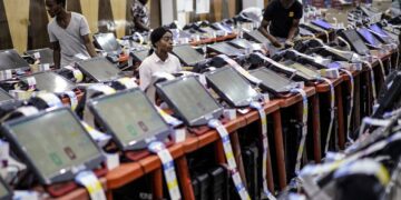 Élections 2023 : Peter Kazadi dément « la folle rumeur » de l&rsquo;existence des « machines à voter » truquées en faveur d&rsquo;un candidat président