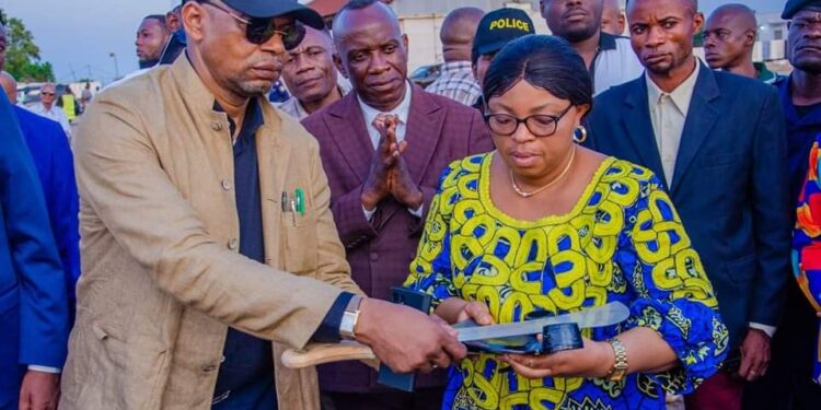 Kasaï-Oriental: distribution des motos et semences, Julie Kalenga décline toute responsabilité, le chef de division de l&rsquo;agriculture contredit, qui dit vrai ?