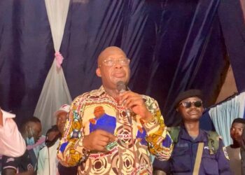 À Mbujimayi, Christophe Lutundula mobilise pour la réélection de Félix Tshisekedi : « tout kasaïen qui va voter pour quelqu’un d’autre est maudit »