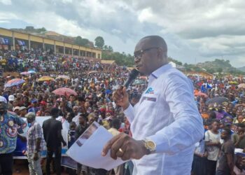 Présidentielle 2023 : essoufflé financièrement, Delly Sesanga jette l’éponge et se rallie à Moïse Katumbi