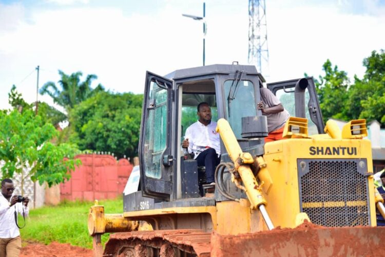 Sport : Tobie Kayumbi lance les travaux d&rsquo;aménagement du terrain d&rsquo;entrainement de l&rsquo;AS Bantous