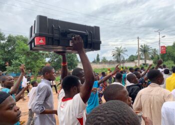 Mbujimayi : la population saisit une « mystérieuse machine à voter » qui n’imprime que le vote en faveur de Moïse Katumbi