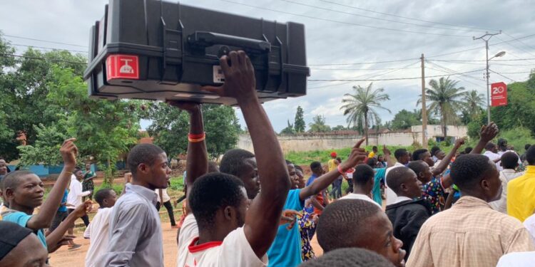 Mbujimayi : la population saisit une « mystérieuse machine à voter » qui n’imprime que le vote en faveur de Moïse Katumbi