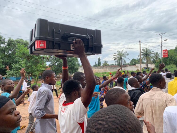 Mbujimayi : la population saisit une « mystérieuse machine à voter » qui n&rsquo;imprime que le vote en faveur de Moïse Katumbi