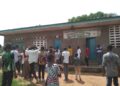 Mbujimayi: les électeurs vandalisent une école soupçonnée de contenir des matériels électoraux