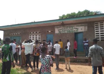 Mbujimayi: les électeurs vandalisent une école soupçonnée de contenir des matériels électoraux