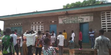 Mbujimayi: les électeurs vandalisent une école soupçonnée de contenir des matériels électoraux