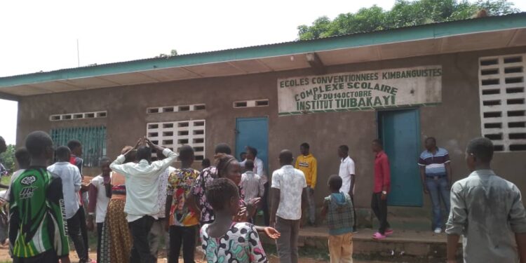 Mbujimayi: les électeurs vandalisent une école soupçonnée de contenir des matériels électoraux
