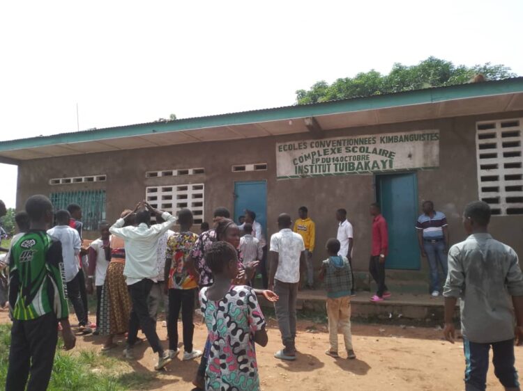 Mbujimayi: les électeurs vandalisent une école soupçonnée de contenir des matériels électoraux