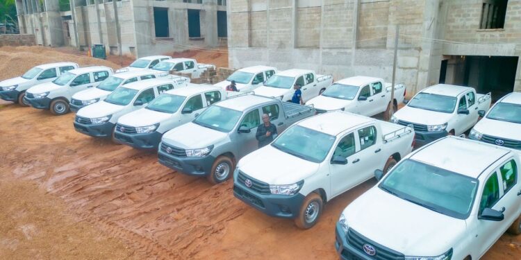 ESU : Muhindo Nzangi remet des véhicules neufs aux professeurs de Mbujimayi