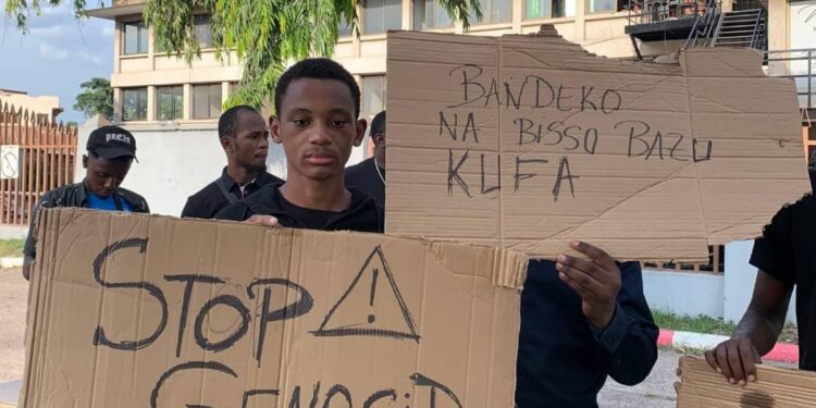 Kinshasa : Manifestation contre la communauté internationale, l’ambassade de la Côte d’Ivoire alerte sur le saccage de l’un de ses véhicules