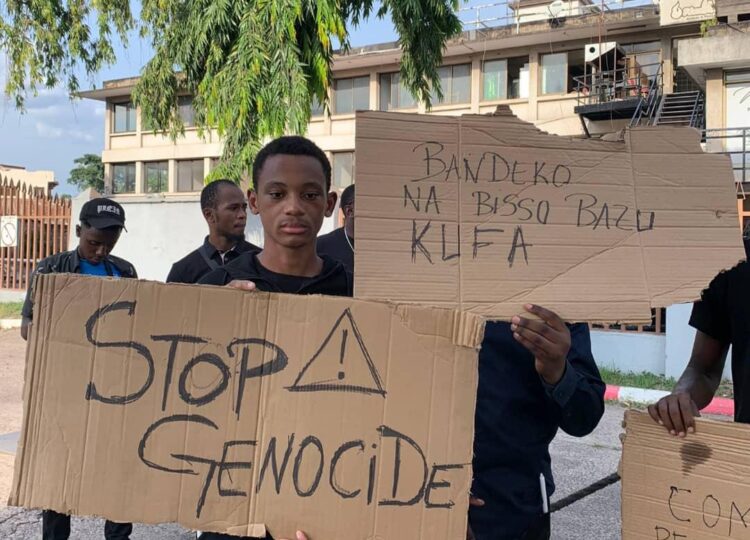 Kinshasa : Manifestation contre la communauté internationale, l&rsquo;ambassade de la Côte d&rsquo;Ivoire alerte sur le saccage de l&rsquo;un de ses véhicules