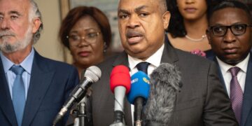 Sénatoriales : Samy Badibanga se retire de la course et dénonce la corruption généralisée