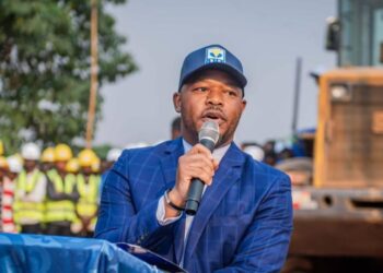 Kasaï-Oriental/ Écroulement du pont Lubi : le député national Tobie Kayumbi s&rsquo;active pour une solution urgente