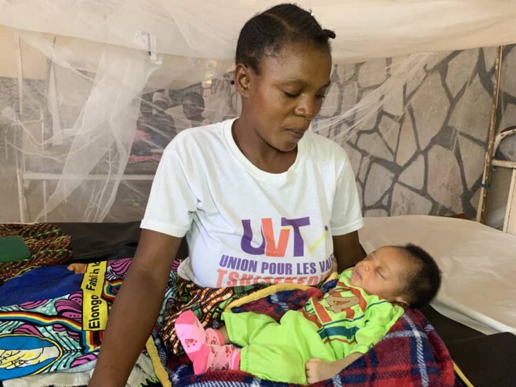 Kasaï-oriental : toujours proche de la population, Gerda Tshimbombo soulage plusieurs familles et nécessiteux à Miabi