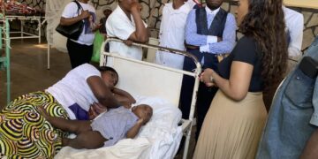 Kasaï-oriental : toujours proche de la population, Gerda Tshimbombo soulage plusieurs familles et nécessiteux à Miabi