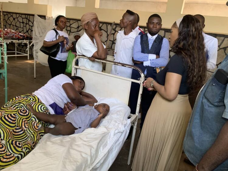 Kasaï-oriental : toujours proche de la population, Gerda Tshimbombo soulage plusieurs familles et nécessiteux à Miabi