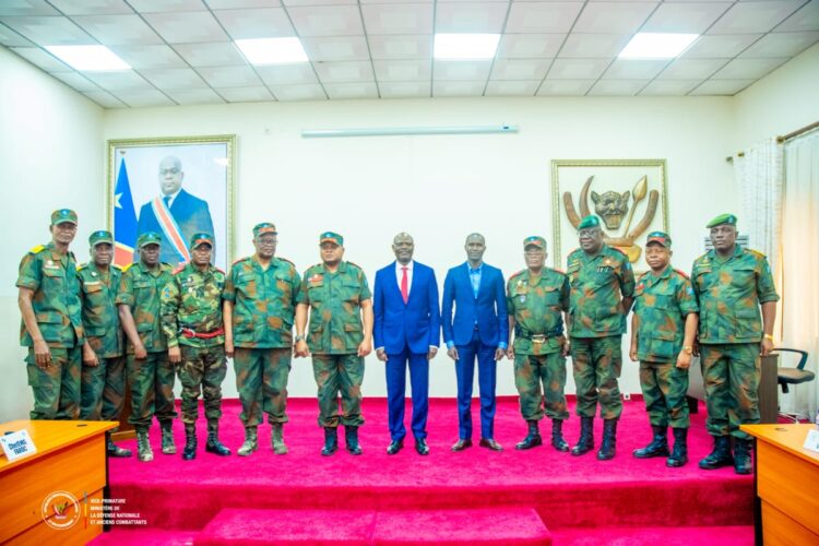 Défense nationale : Guy Kabombo Mwadianvita rencontre le haut commandement de l&rsquo;armée