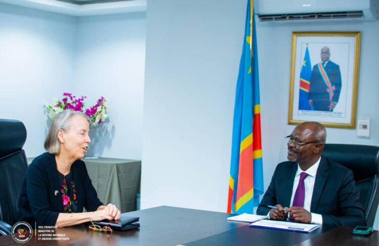 Défense nationale : l&rsquo;intégrité du territoire congolais au centre des échanges entre Guy Kabombo Mwadianvita et l&rsquo;ambassadeur des États-Unis