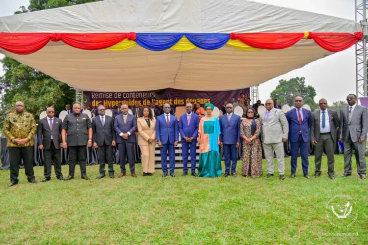 RDC : Félix Tshisekedi offre 3 conteneurs des « hyperguides de l&rsquo;agent des douanes » à la DGDA