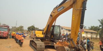 Lomami : le gouverneur Iron Van Kalombo lance les travaux de réhabilitation de l&rsquo;avenue Mobutu à Ngandajika