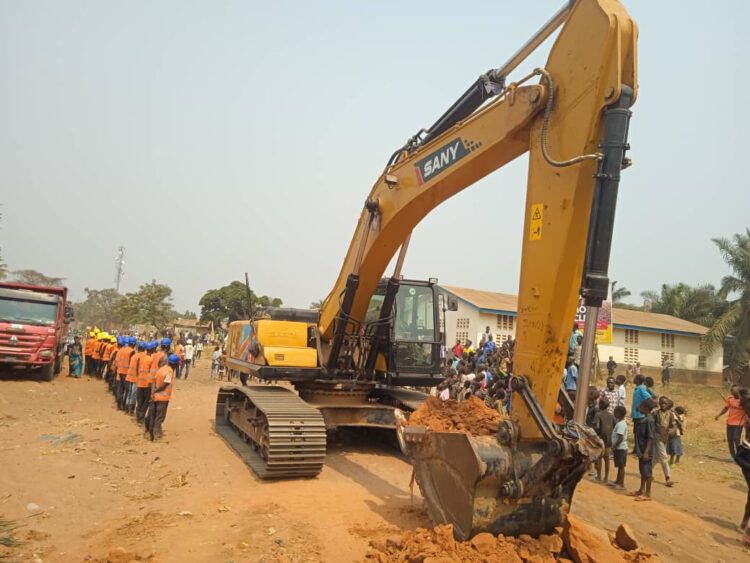 Lomami : le gouverneur Iron Van Kalombo lance les travaux de réhabilitation de l&rsquo;avenue Mobutu à Ngandajika
