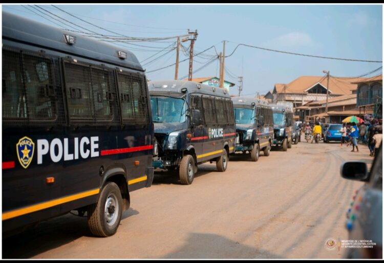 Sécurité : Jacquemain Shabani remet 50 bus anti-émeutes et 20 motos à la police