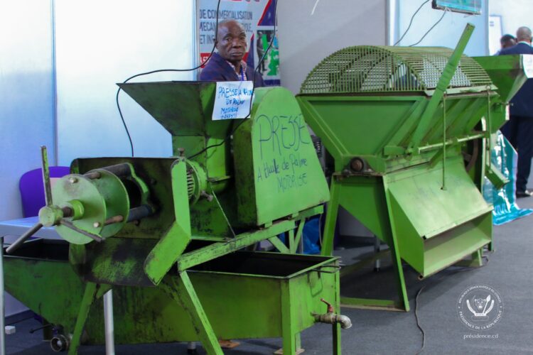 Sécurité : Jacquemain Shabani remet 50 bus anti-émeutes et 20 motos à la police